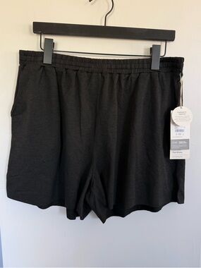 NWT Vuori Boyfriend Short Size Large
